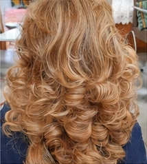 Cabelo longo com cachos dourados